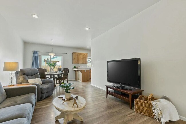 Building Photo - Charming 3-Bedroom, 2-Bathroom Home in Huntington Meadows