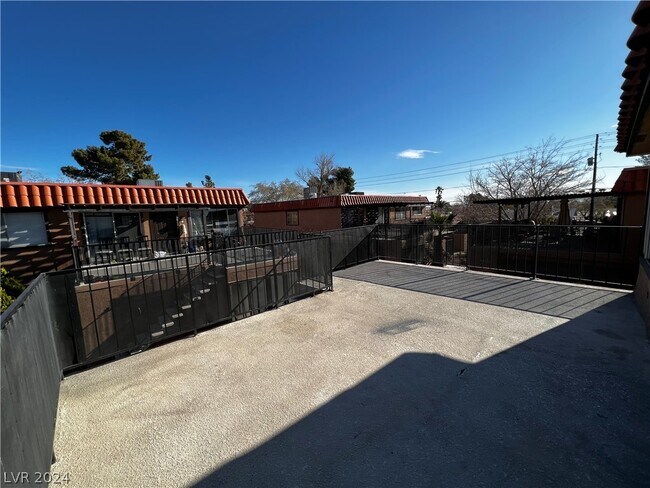 Foto del edificio - 6630 Bubbling Brook Dr