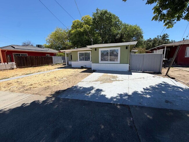 Foto del edificio - "Charming 4-Bedroom Home with 2 Baths in Pittsburg – Spacious 1459 Sq Ft Gem!"