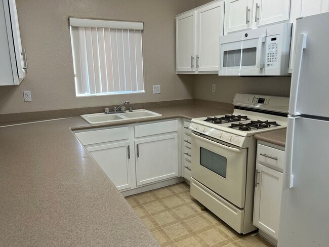 Building Photo - Henderson - 2 bedroom condo