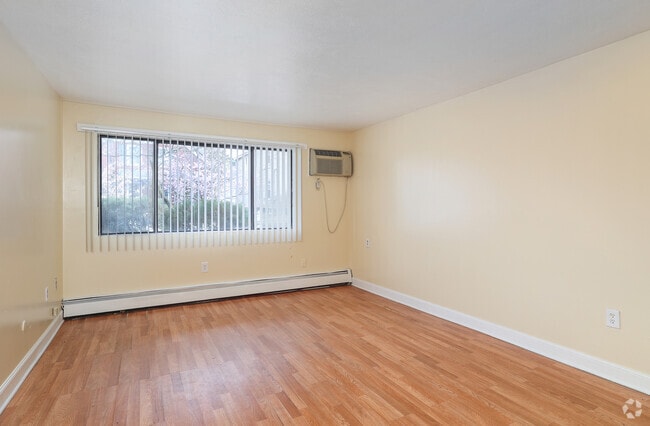 2BR, 1BA - 875SF - Living Room - 20 Park St