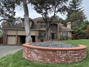 Building Photo - 740 Oak Crest Cir