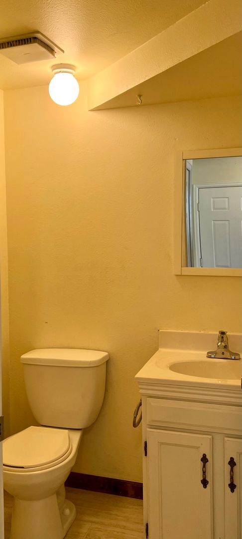 Building Photo - Duplex Townhome Available Mid March