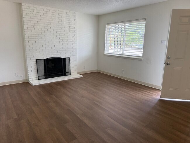 Building Photo - 3908 Ortiz Ct NE