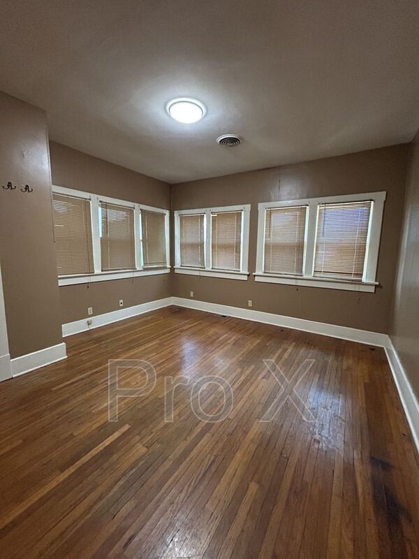 Foto del edificio - 109 W Lindburg St