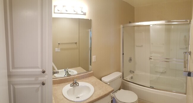 Foto del edificio - Beautiful 2 Bedroom Condo In San Leandro L...