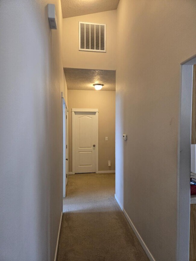 Building Photo - 873 Westview Dr