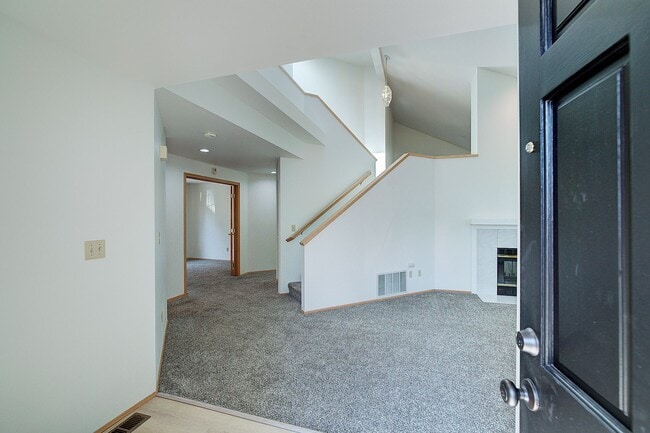 Building Photo - 3Bd/2.5Ba Sammamish Home