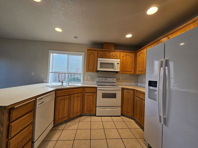 Building Photo - Beautiful 3 Bed 2.5 Townhome with 2 Car Ga...