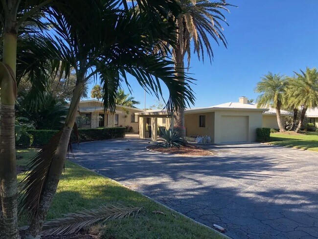 Come home to this every night... - 3064 S Peninsula Dr
