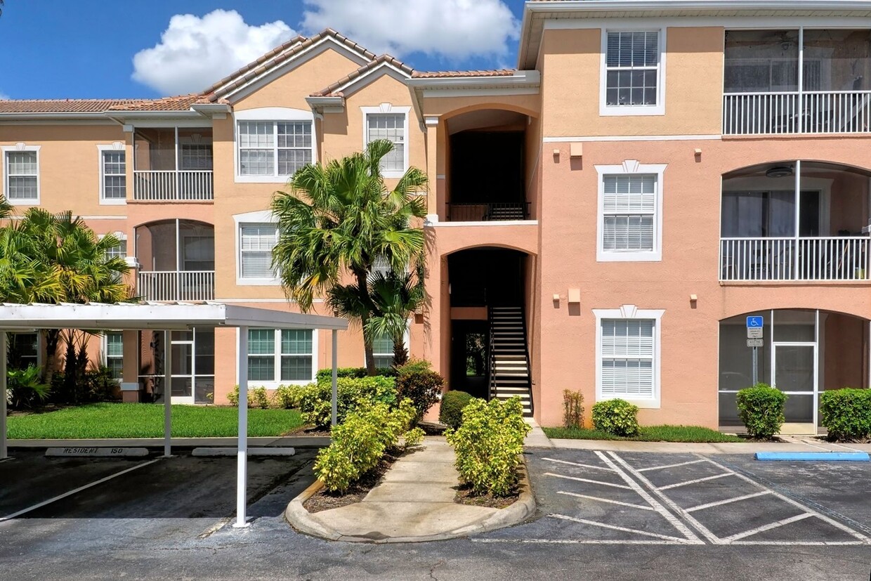Primary Photo - 3/2 2nd floor condo overlooking the water ...