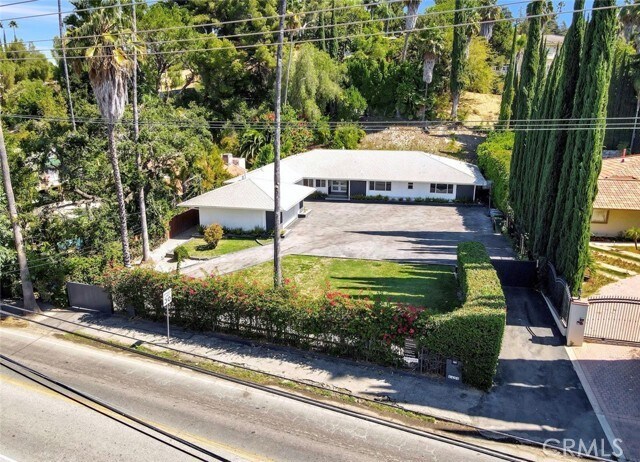 Foto del edificio - 4450 Hayvenhurst Ave