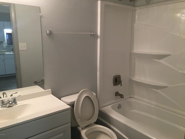 Foto del edificio - 6214 Pinetree Ave