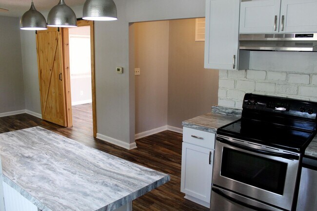 Building Photo - Cute 1 BR Bungalow in the Heart of Brownsburg!