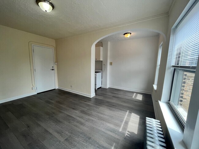 Building Photo - 5430 N Kenmore Ave