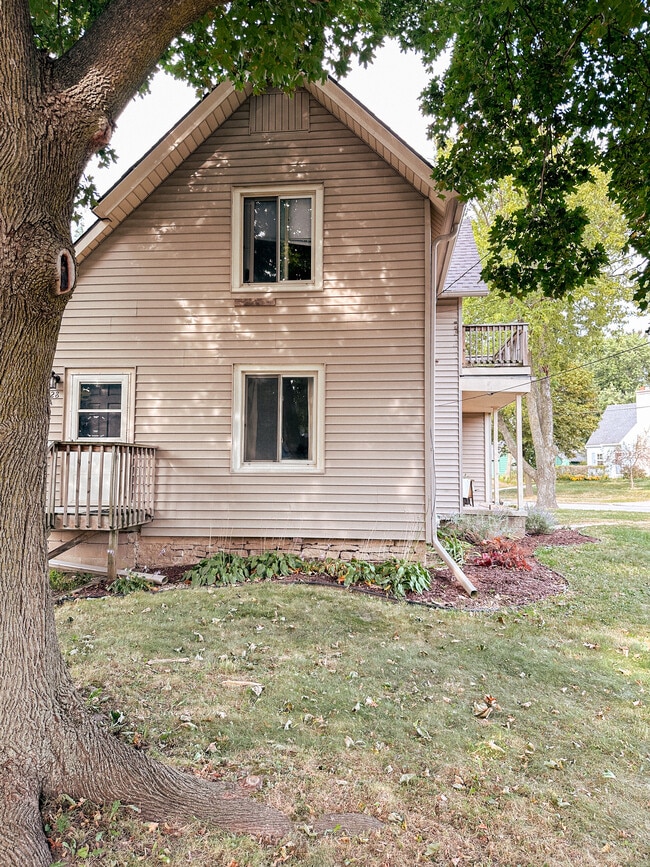 Building Photo - 1028 E Racine Ave