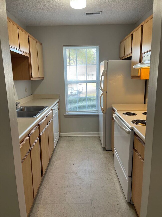 Building Photo - Nice 2 bedroom, 2 bath duplex