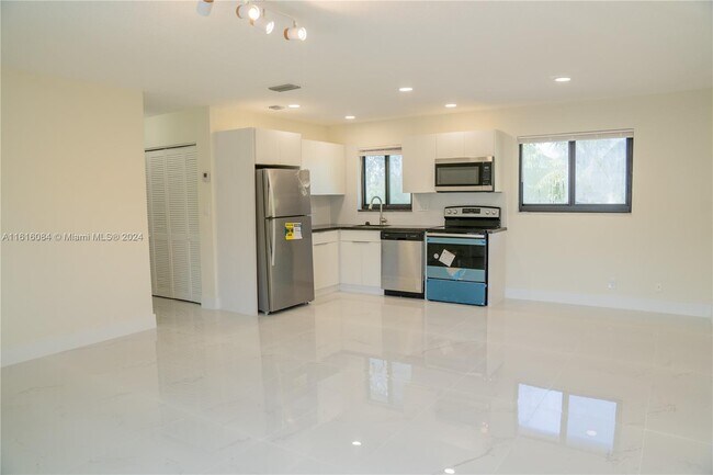 Foto del edificio - 615 NE 26th St