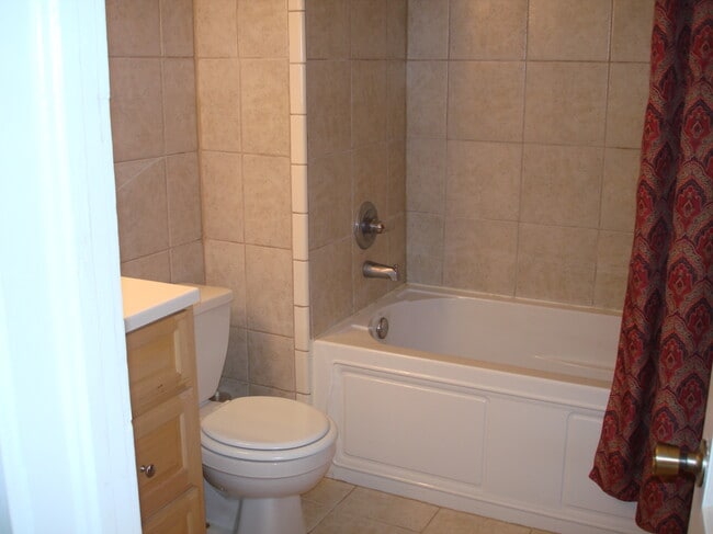 Bath - 1437 Columbia Cir SE