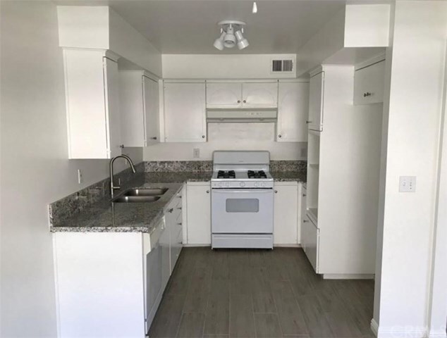 Foto del edificio - 1241 E Bastanchury Rd
