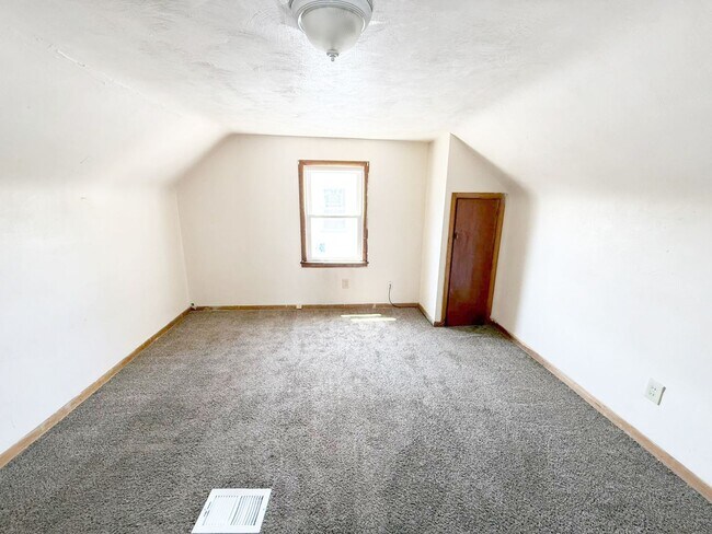 Building Photo - 3 BED 1 BATH BEAUTIFUL SINGLE FAMILY HOME ...