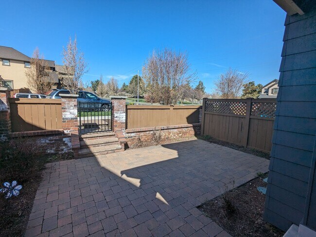 Foto del edificio - Spacious 3x2.5 townhouse with a fenced fro...