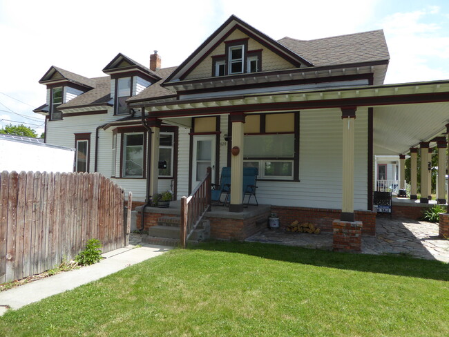 Historic triplex downtown on 5th St. - 544 S 5th St W