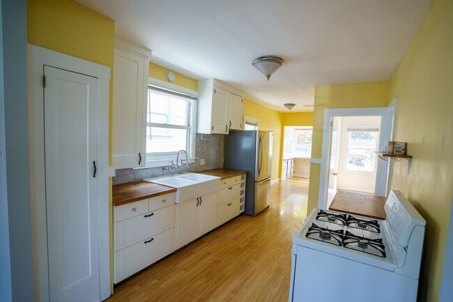 Foto del edificio - Awesome craftsman style house features 1 bedroom, 1 bathroom House In Oakland’s Laurel District