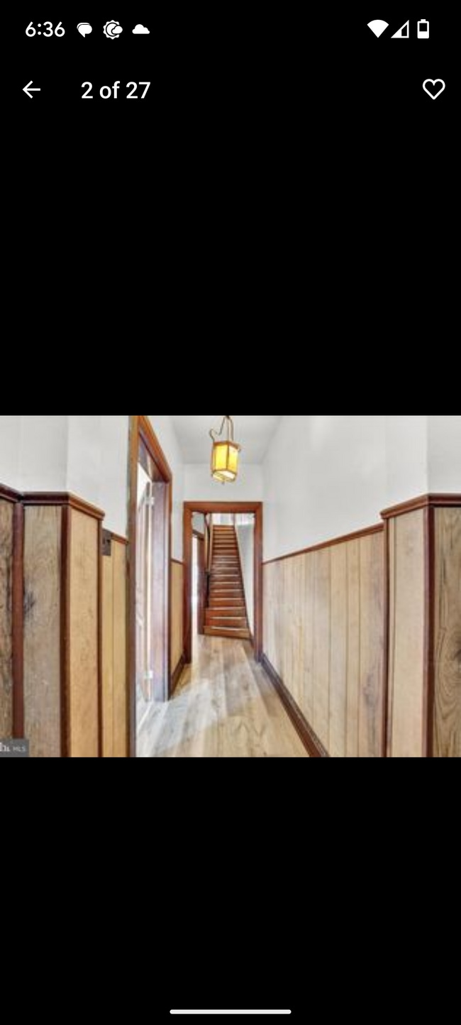 Shared Entrance and Hallway. - 153 W Jackson St