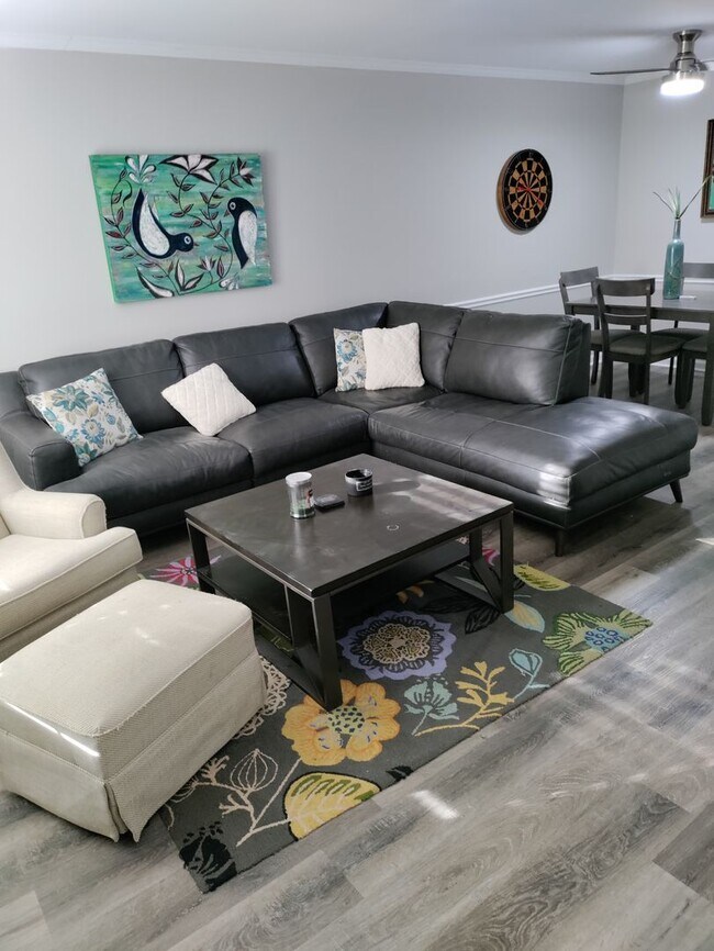 Foto del edificio - PETS CONDITIONAL + FURNISHED OPTION - Cute Sleepy Hollow Flats-Style Condo!