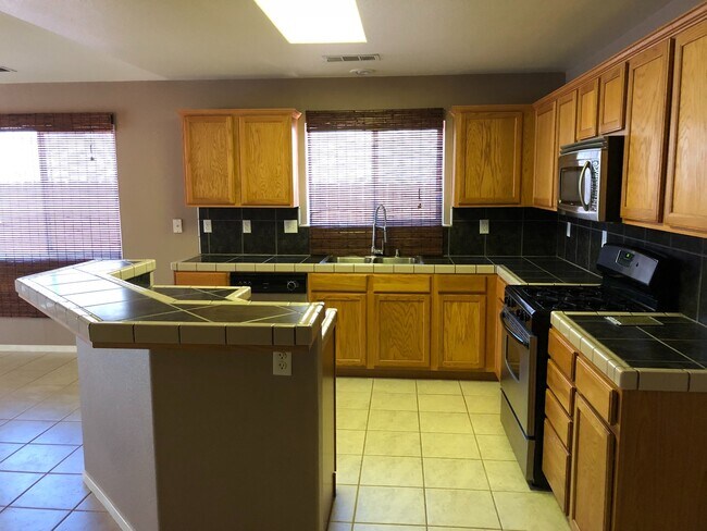 Building Photo - Immaculate 3 Bedroom, 2 Bath Home on Corne...