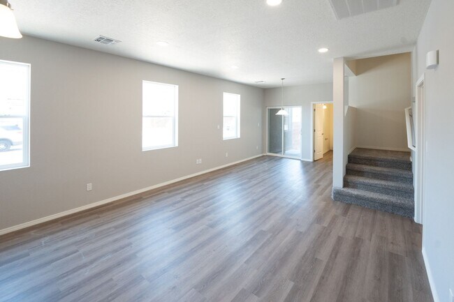 Foto del edificio - 4bd/3ba Townhome Available for Immediate M...