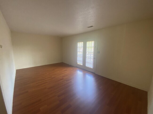 Building Photo - 155 N Vail Dr