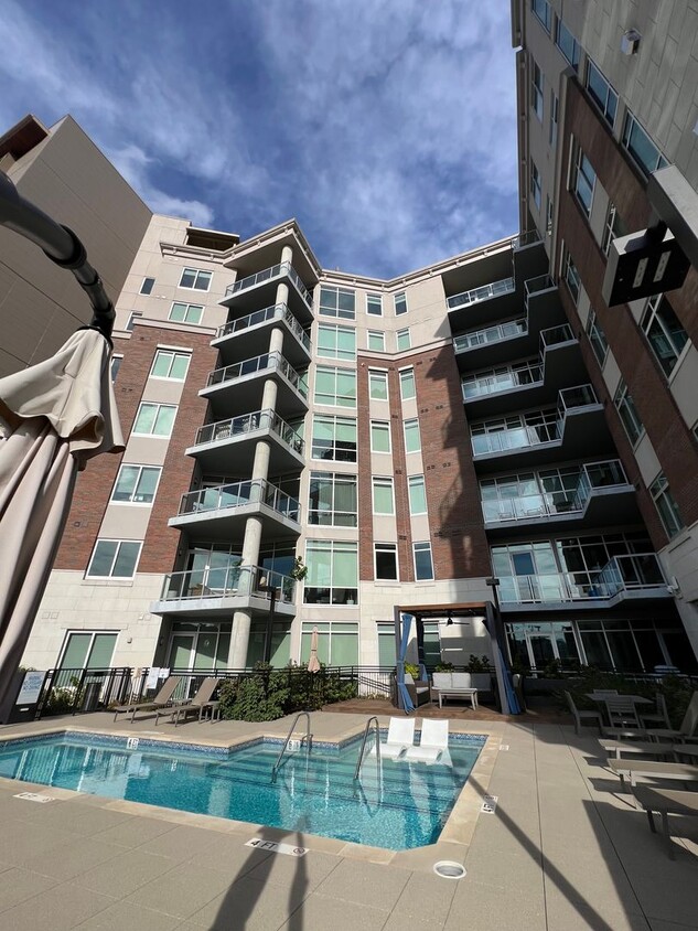 Foto principal - Spacious 2 bedroom 3 bath condo with offic...