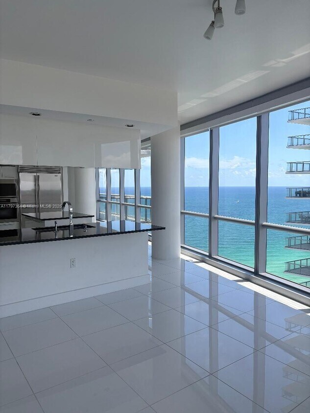 Primary Photo - 17121 Collins Ave