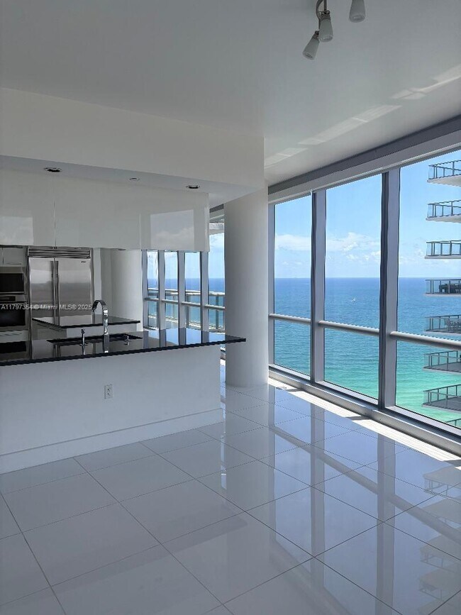 Building Photo - 17121 Collins Ave