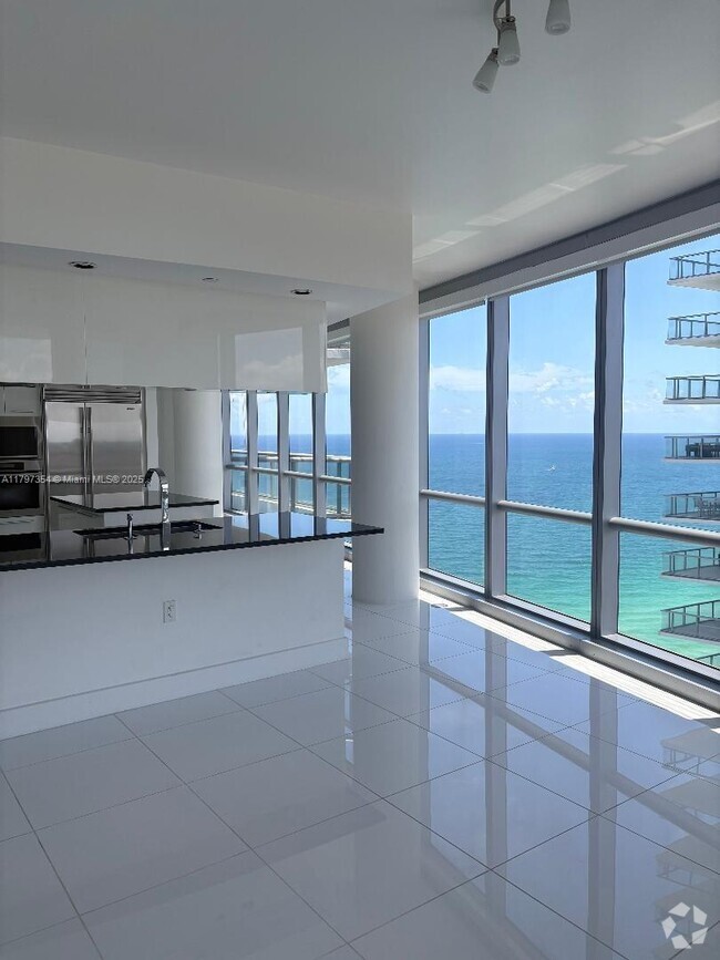 Building Photo - 17121 Collins Ave