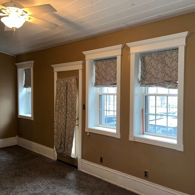 Foto del edificio - 107 N Main St