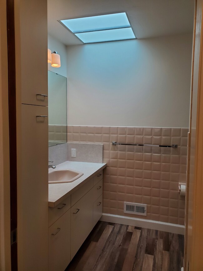 Baño principal con lavamanos - 295 Knowles Ave