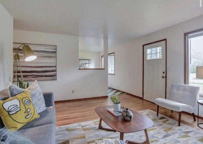 Building Photo - Adorable Woodstock 3 bedroom available for...
