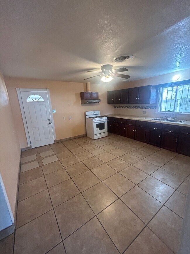 Foto del edificio - Spacious 3 bed/1 bath coming soon in McFar...