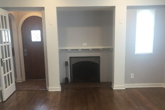 Chimenea-sala de estar - 4337 N Woodburn St