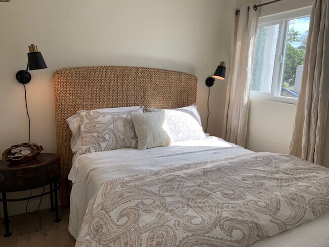 Building Photo - Coastal Living at Its Best | 3 Bed + 2 Bat...