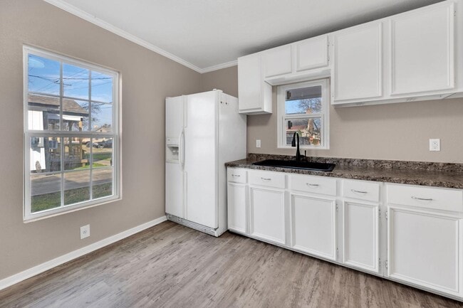 Building Photo - 418 E Avenue F