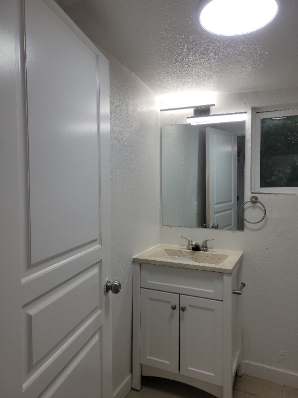Building Photo - 1806 Hollow Dale Pl