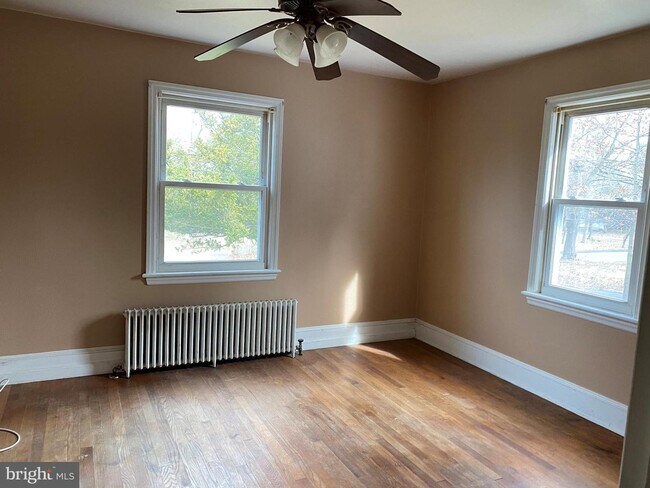 Foto del edificio - 36-B-36 Cranbury Rd