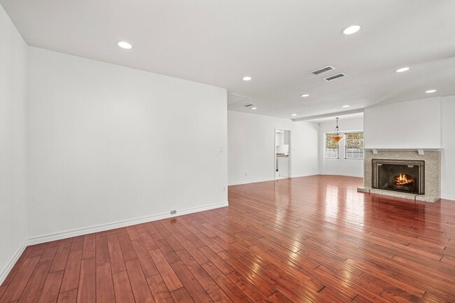 Building Photo - Delightful 3 bed + 2 bath in Sherman Oaks ...