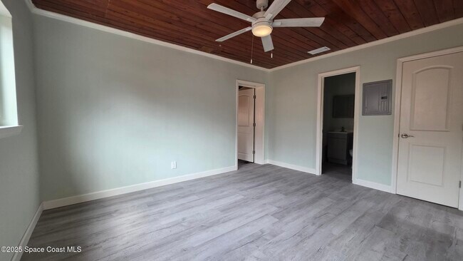 Building Photo - 6409 Ridgewood Ave