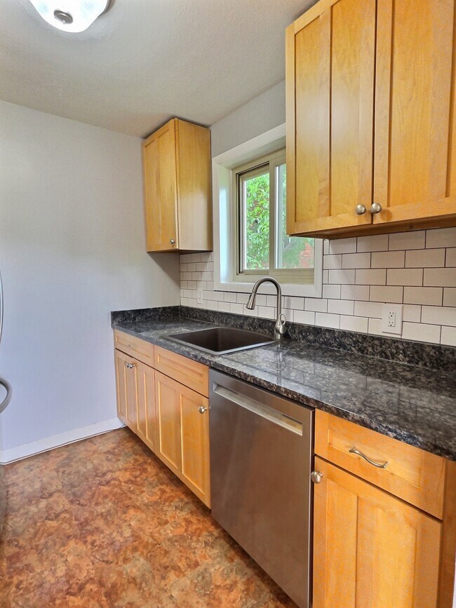 Foto del edificio - 4570 MacArthur Blvd NW