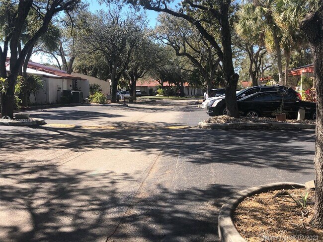 Foto del edificio - 6981 Greentree Ln